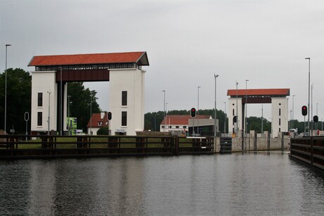 Beide sluizen van de Zuidersluis te Eefde in beeld gebracht.
