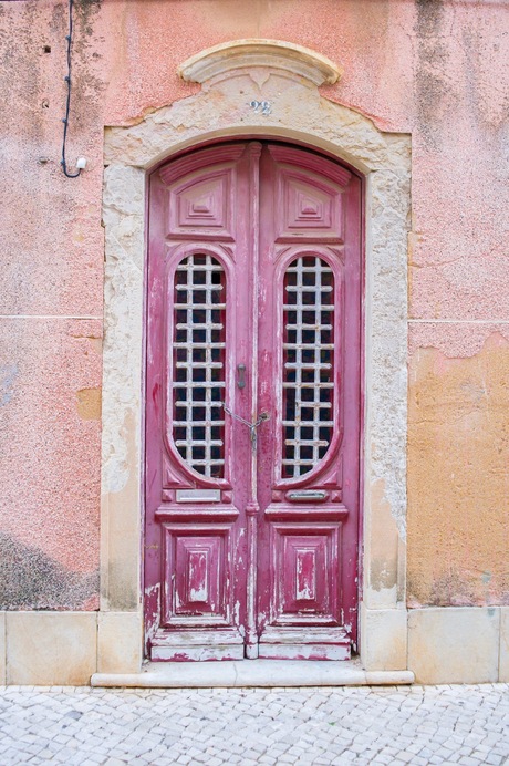 Roze deur in Portugal