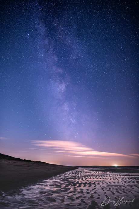 Melkweg boven een strand in Zeeland