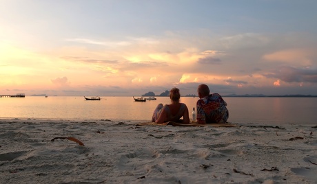 Toppunt van een relaxte vakantie, met z'n tweeën op het strand in prachtig avondlicht