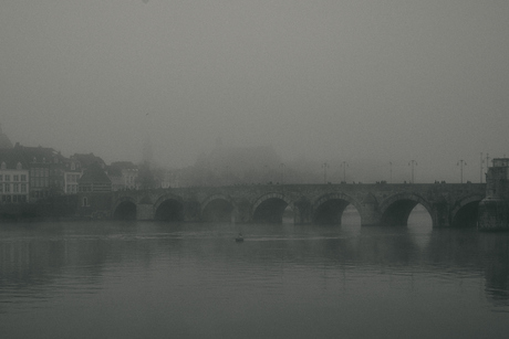 Servaasbrug in de mist