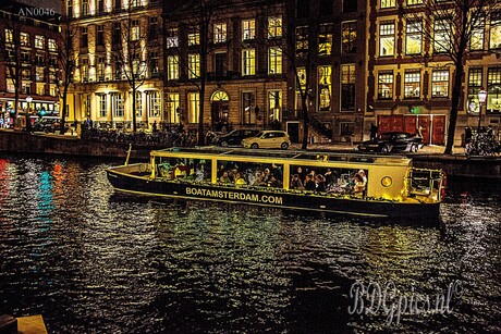 Rondvaartboot Amsterdam bij nacht