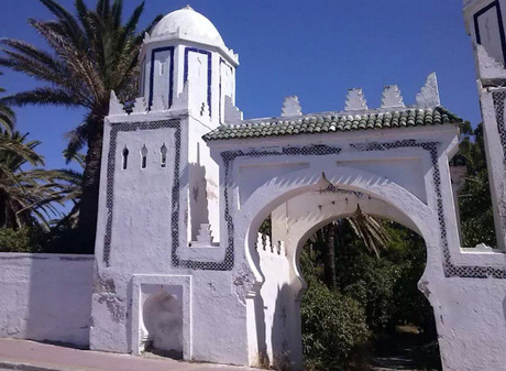 Oude ingang van een park in Marokko