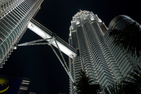 De Twin towers in Kuala lumpur bij nacht