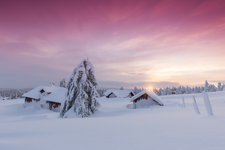 Ondergesneeuwd dorp in de buurt van Lillehammer, Noorwegen