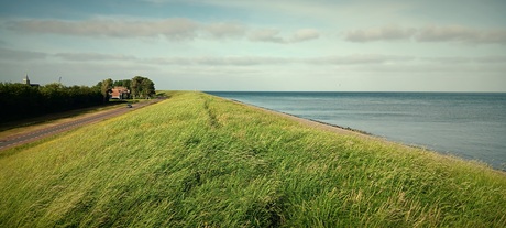 Bovenop de dijk. 