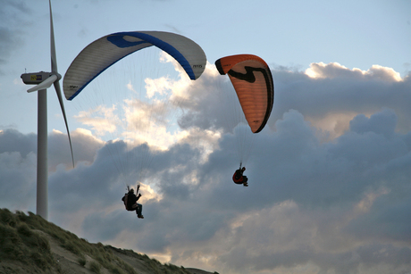 Paraglider boven duin