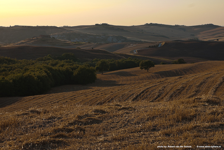 De prachtige Toscaanse heuvels bij zonsondergang