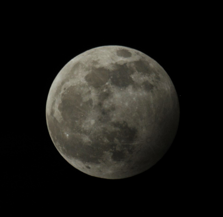 De maansverduistering van 10-1-2020 met satelliet of ster