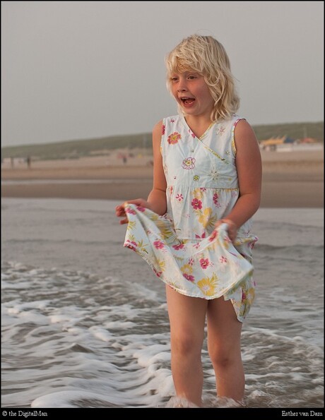 Esther aan het strand