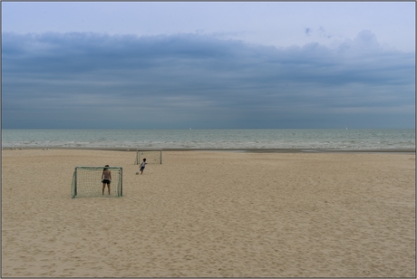 's Ochtends vroeg voetballen op het strand van Koksijde
