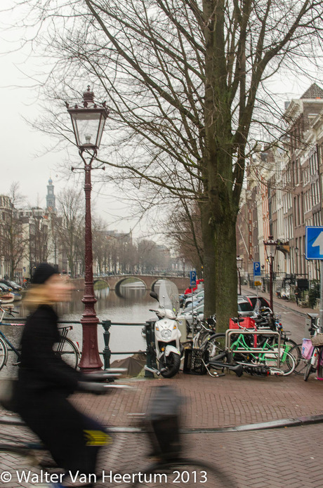 Amsterdam Fietsen aan de gracht.jpg