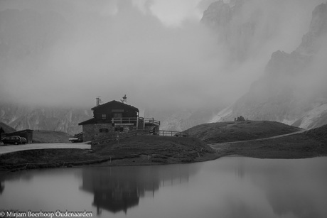 Baita Segantini in de mist