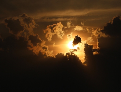 Nuages noirs et lumière du soleil levant.