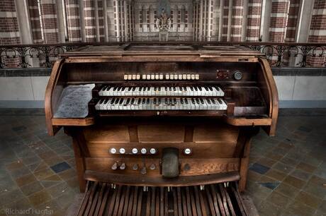 orgel in verlaten klooster