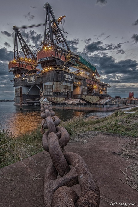 Kraanschip Thialf