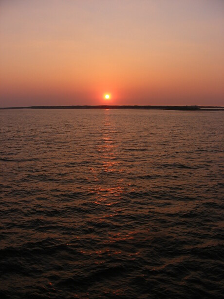 Zonsondergang op zee