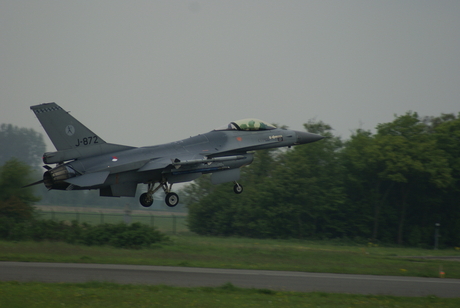 F16 zet landing in