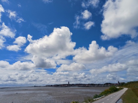 Wolken Luchten boven het Wad.