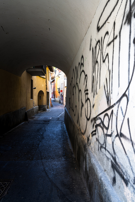 Aosta, doorgang met muurschildering