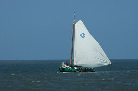 Zeiltjalk op het wad voor Lauwersoog