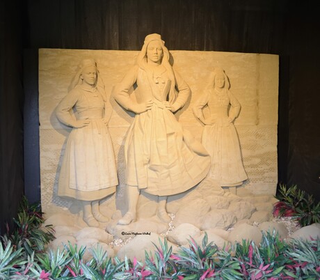 Zandsculptuur de Dames van Marken in klederdracht