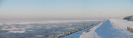 Panorama van een bevroren IJsselmeer