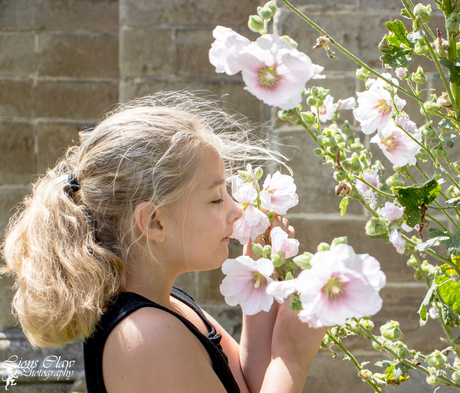 Jongedame en bloemen