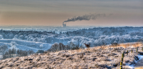 Een van de weinig koudedagen van de afgelopen winter. Deze foto toont het glooiende landschap van Nationaalpark Veluwezoom en de vuilverbrandingsoven van Duiven. Hier gaan natuur en industrie hand in hand.