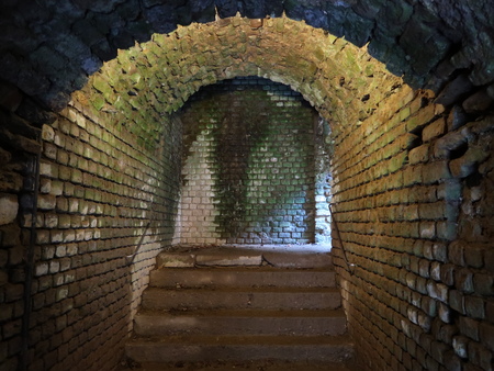 eeuwenoud metselwerk  - Deze gang en trap maken deel uit van de arena en catacomben van het Amfitheater in Trier. Deze arena werd tussen 16o - 200 na Chr. door de Romeinen g - foto door willem4772 op 29-12-2024 - locatie: Amphitheater, Olewiger Straße, Trier-Kürenz, Duitsland - deze foto bevat: metselwerk, gang, gewelf, trap, catacomben, amphitheater, romeinse bouwkunst, canon, canon powershot g7 x mark ii, iso 1600, diafragma ƒ/1.8, sluitertijd 1/20s, brandpuntafstand 8.8mm, boog, baksteen, metselwerk, stenen muur, concreet, bouwmateriaal, crypt, ruïnes, tunnel, kluis