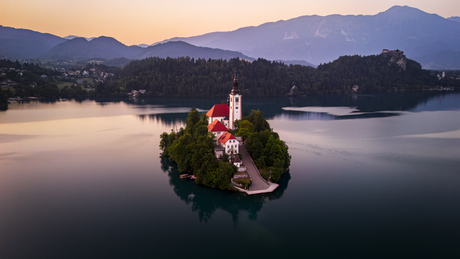 Lake Bled tijdens zonsondergang 
