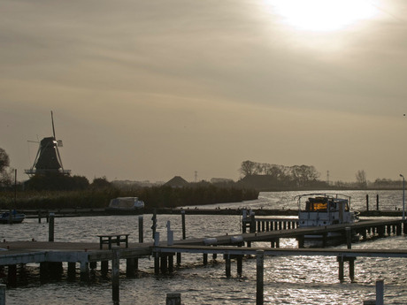 Jachthaven in tegenlicht