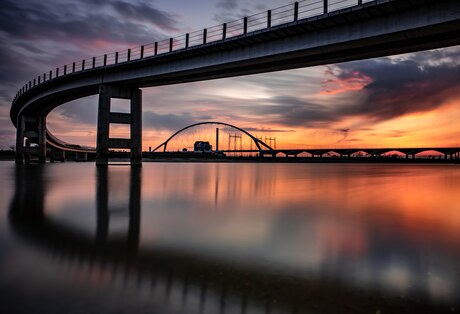 Prachtige zonsondergang aan de Nijmeegse Spiegelwaal