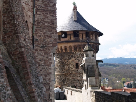 Stukje gescheurde kasteel muur en de ronde toren van de buitenmuur.