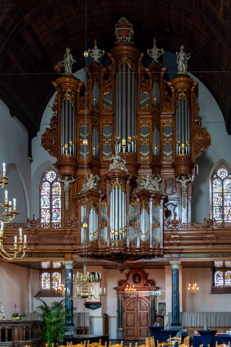 1732 Garrels Orgel Maassluis Groote Kerk with perspective shift and AI noise reduction in LR-Mark Vogelzang copyright 2024 - Handheld interior shot of this beautiful baroque organ in one of the earliest Protestant churches in the Netherlands. Shot Sunday 30 June, 2024 on Fu - foto door mavogelzang op 05-07-2024 - locatie: Maassluis, Nederland - deze foto bevat: markvogelzang, orgel, fujifilm, orgel, perspective, handheld, beforeandafter, fujifilm, x100vi, iso 250, diafragma ƒ/2, sluitertijd 1/17s, brandpuntafstand 23mm, pijp orgel, muziekinstrument, interieur ontwerp, orgel pijp, hout, symmetrie, gebouw, plant, tempel, technologie
