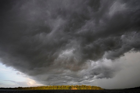 donkere wolken boven de Suriname rivier.