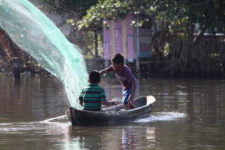 Vissende jongetjes in Panama