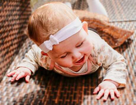 Baby Zoë aan het lachen