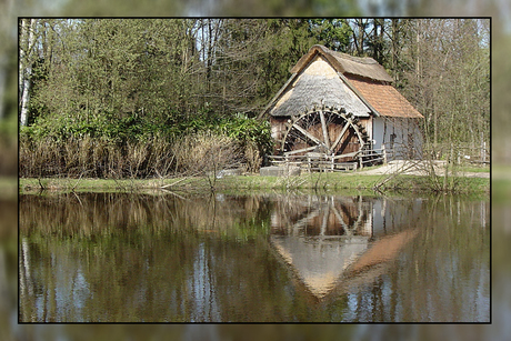 Watermolen met reflectie