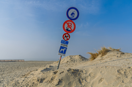 strandregels in de wind