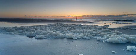 Schiermonnikoog, paal 6 bij tegenlicht