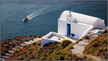 Kerkje aan Caldera op Santorini