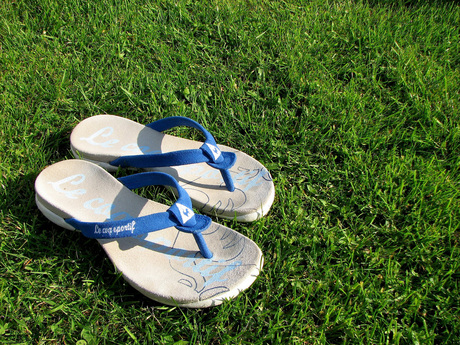 slippers op gras in de zon