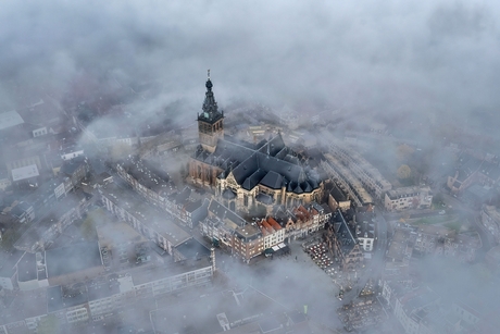 ✨ De Stevenskerk ontwaakt in een zee van mist