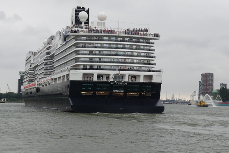 Vertrek Ms Rotterdam naar Zee