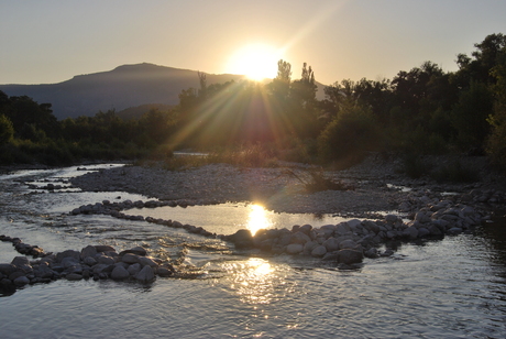 rivier bij zonsondergang