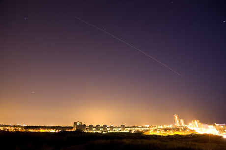 Internationale ruimte station + expeditie 17 crew flyby, de helderste ster in de lucht s'nachts