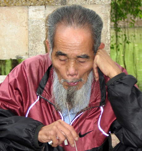 Man in het park in Hanoi