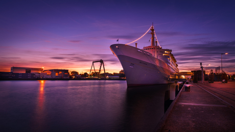 De SS Rotterdam in het avondlicht