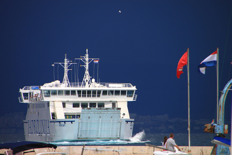 Supetar, aankomst ferry vlak voor het onweer.jpg